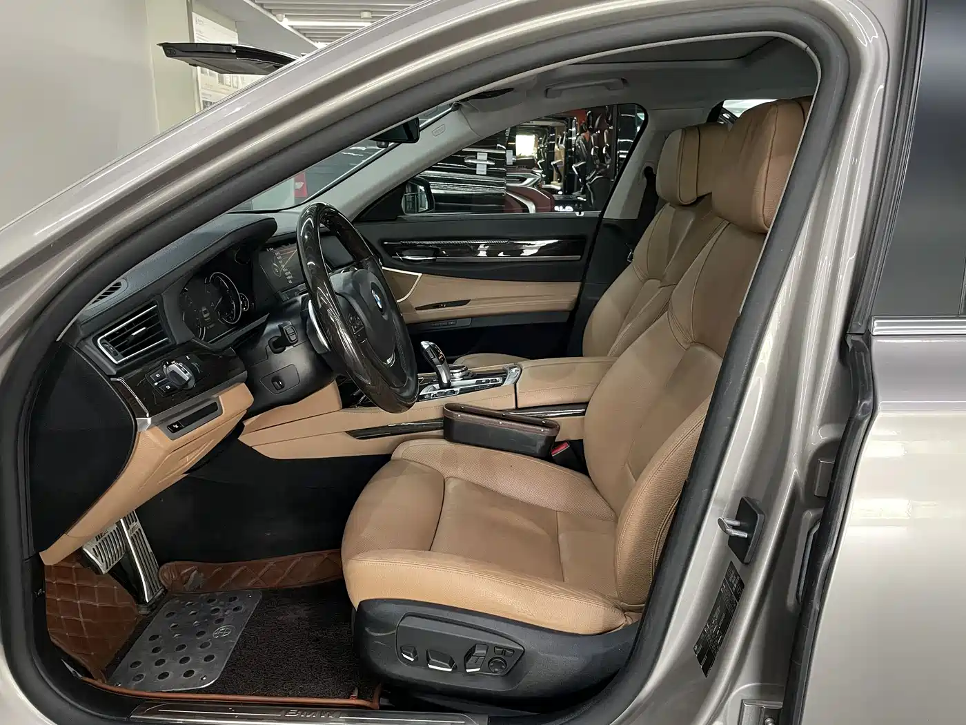 BMW 7 Series 2013 Model 740Li Leading фото 11