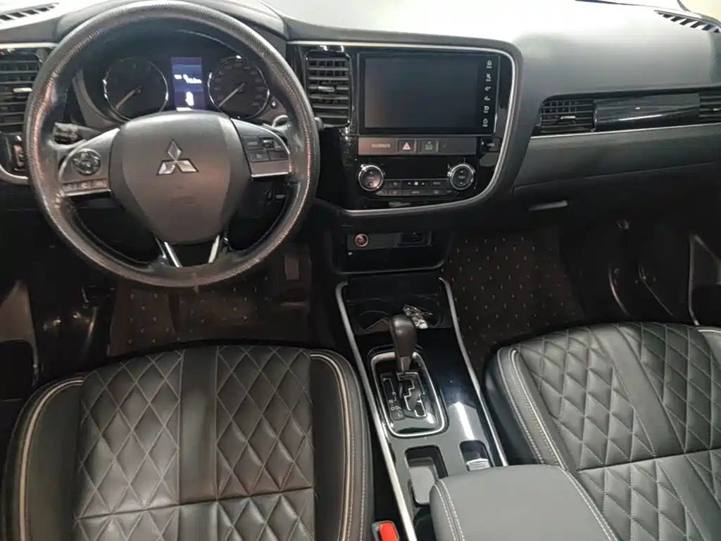 صورة 10 - Mitsubishi Outlander