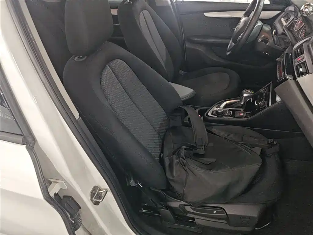 BMW 2 Series Touring 2016 218i Leading фото 25