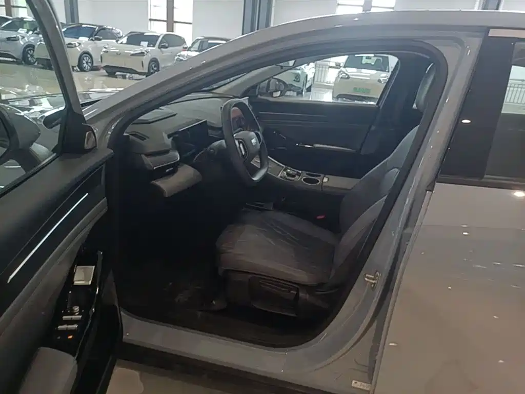 Geely Galaxy Galaxy L6 2025 EM-i 60km Voyage Edition фото 15