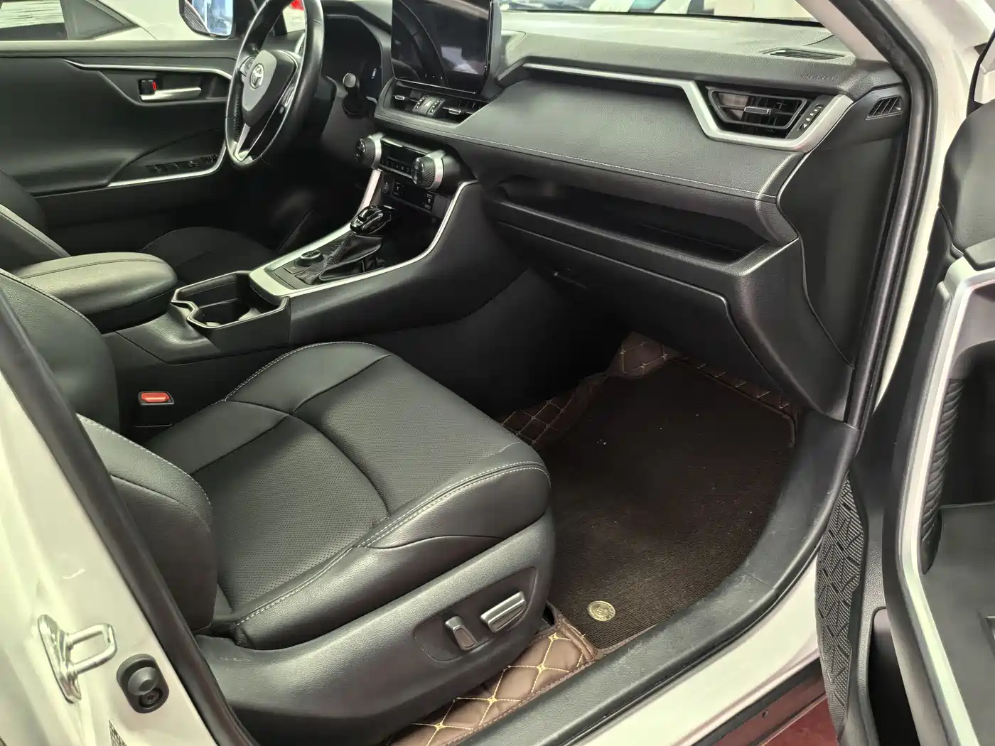 Toyota Wildlander 2023 Hybrid 2.5L E-CVT AWD Premium Edition фото 11