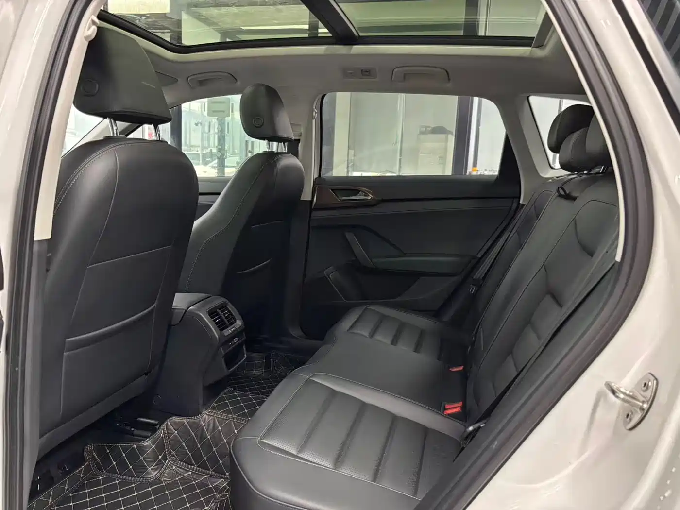 Volkswagen Tharu 2022 280TSI FWD Luxury Edition фото 4