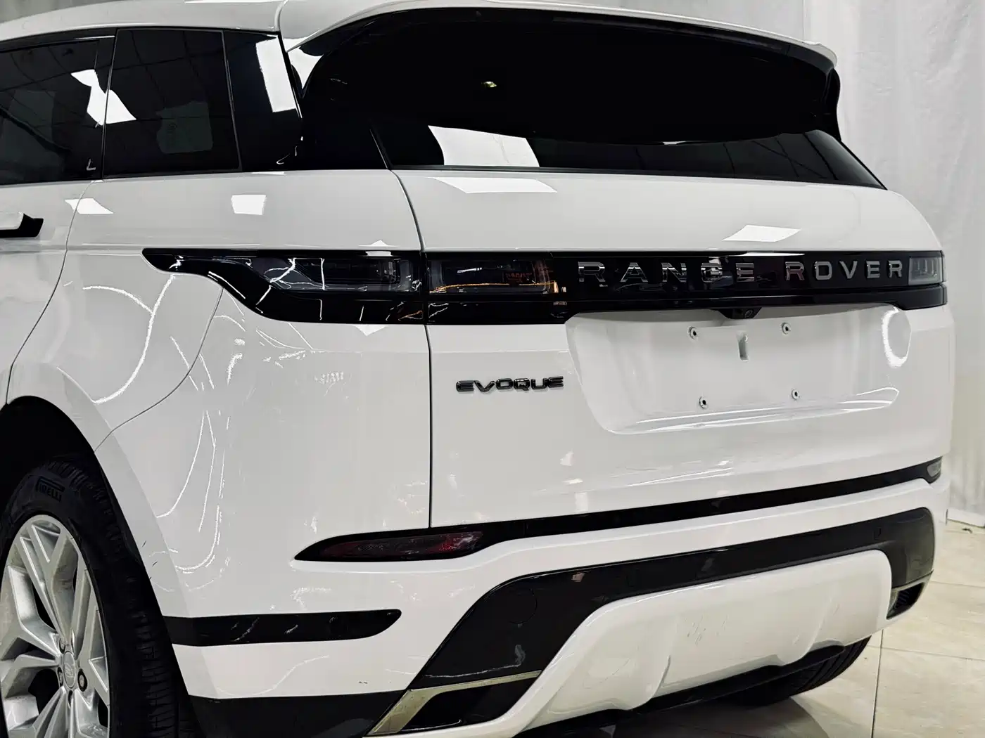 Land Rover Range Rover Evoque 2024 Range Rover Evoque L 200PS Glowing Elegance Edition фото 13