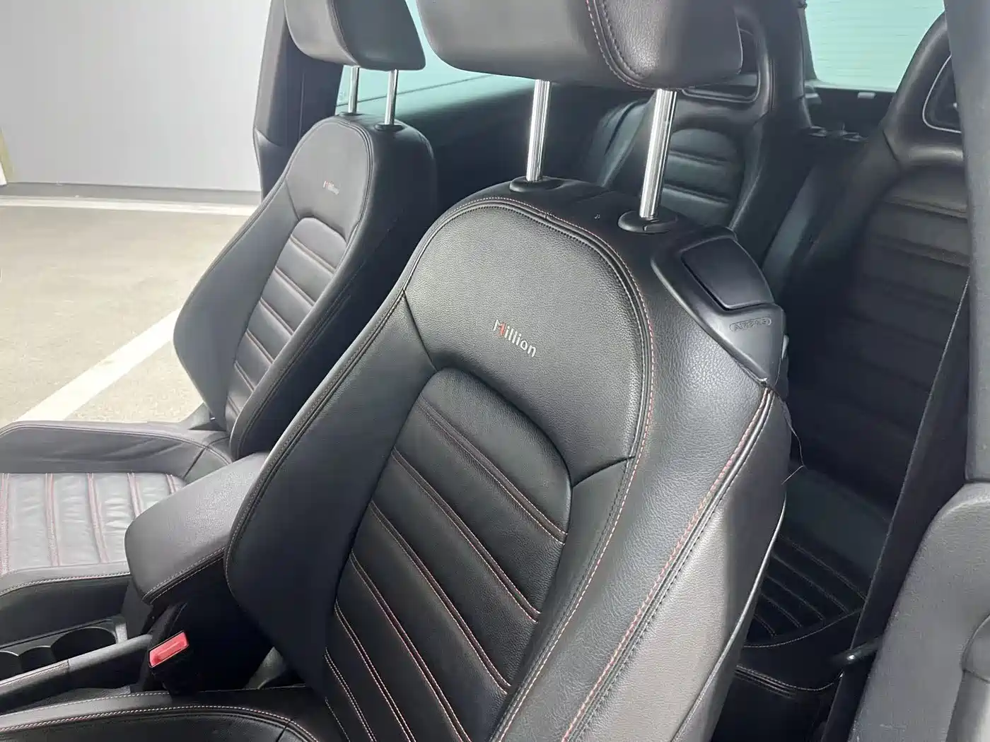 Volkswagen Scirocco 2011 2.0TSI Luxury фото 8