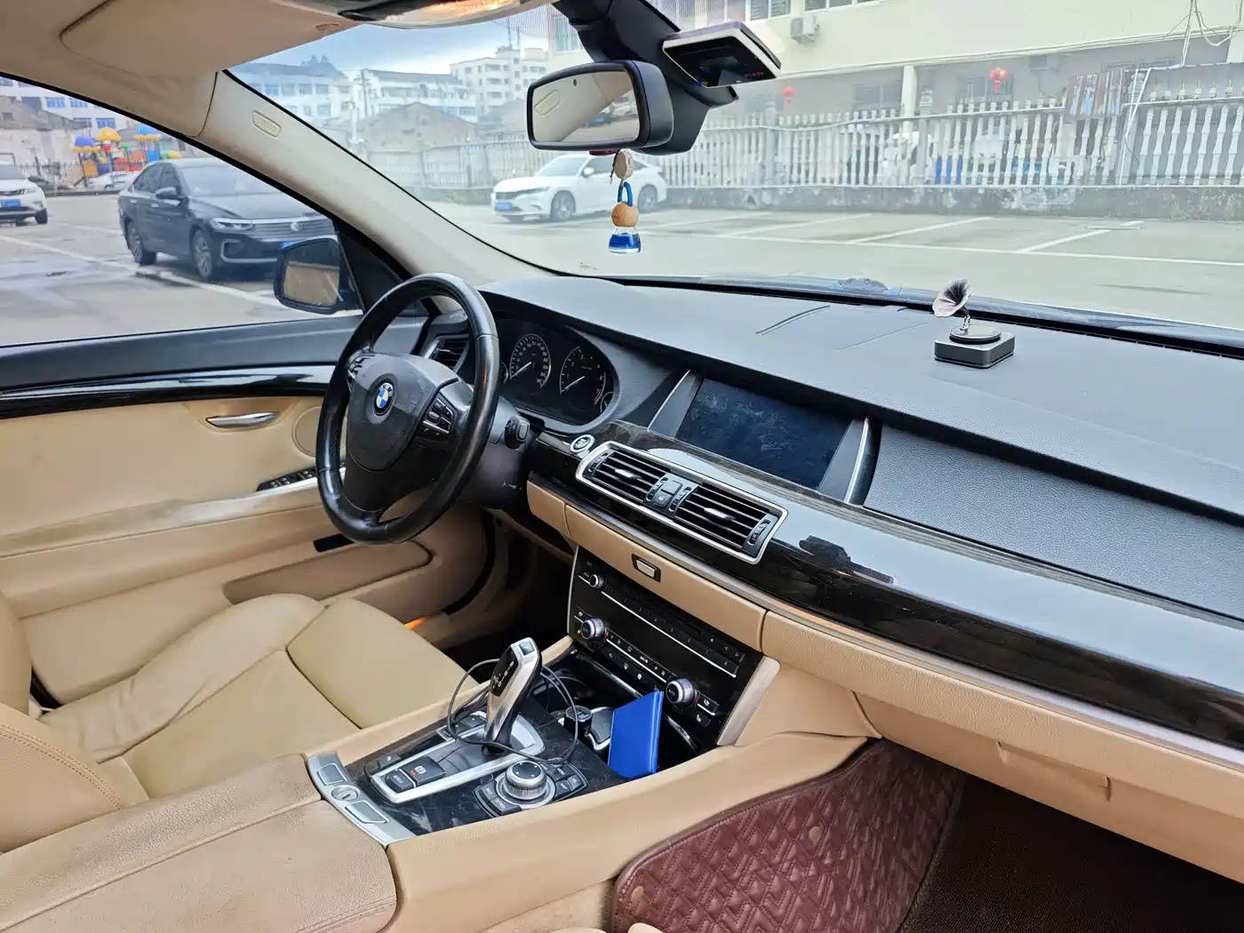BMW 5 Series GT 2010 535i Leading Model фото 9
