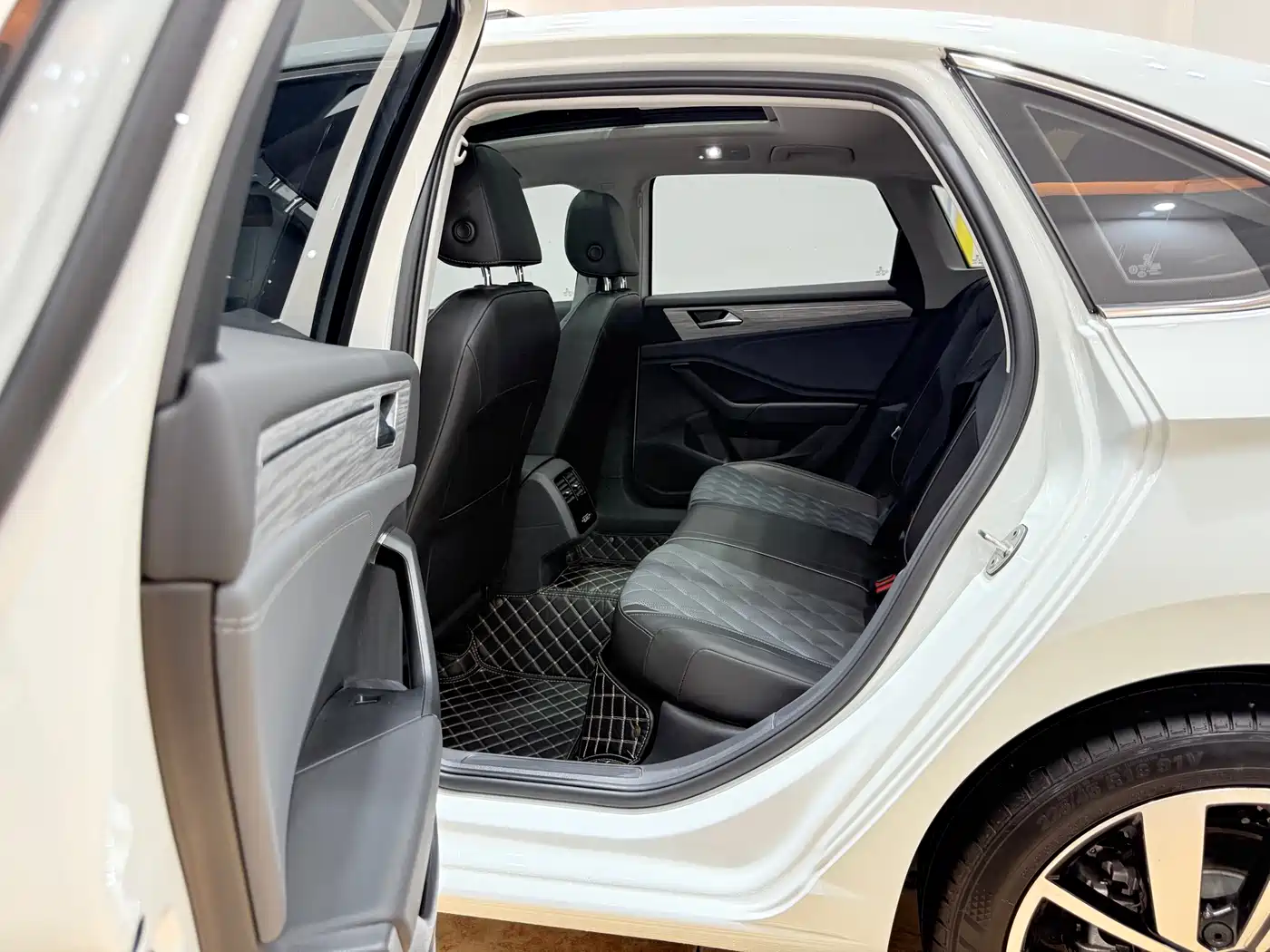 Volkswagen Sagitar 2024 300TSI DSG Surpass Edition фото 12