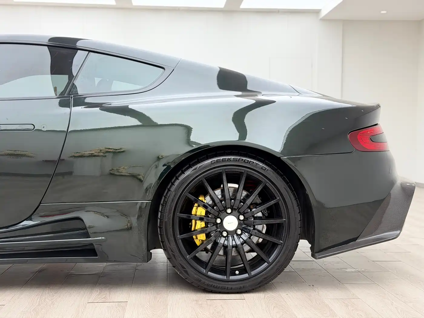 Aston Martin DB9 2011 6.0L Touchtronic Coupe фото 10