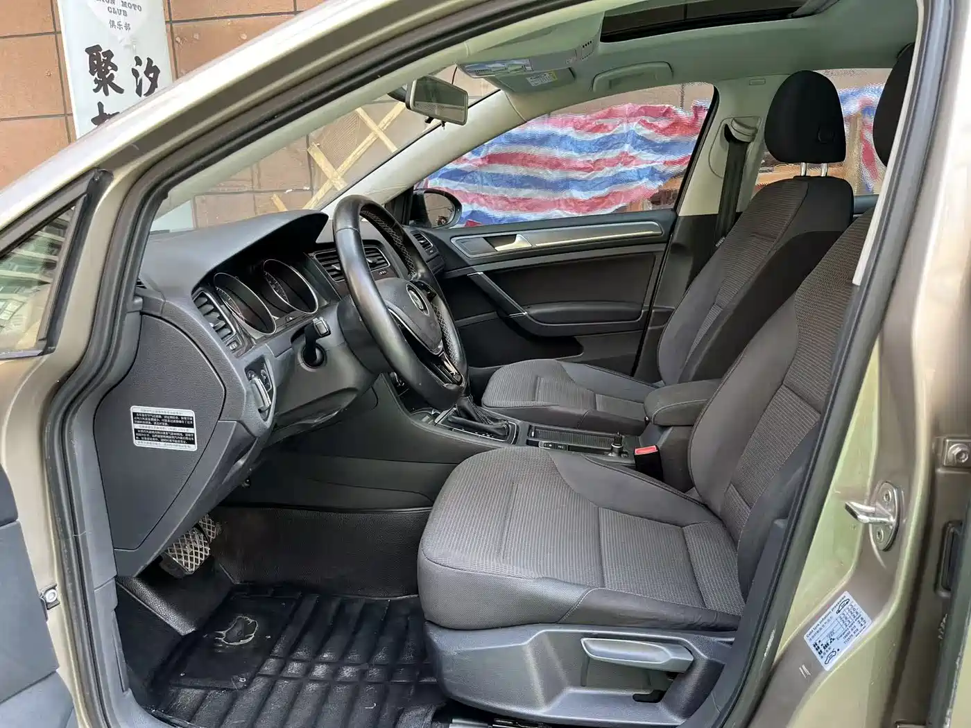Volkswagen Golf 2017 1.6L Auto Comfort Millionth Edition фото 7