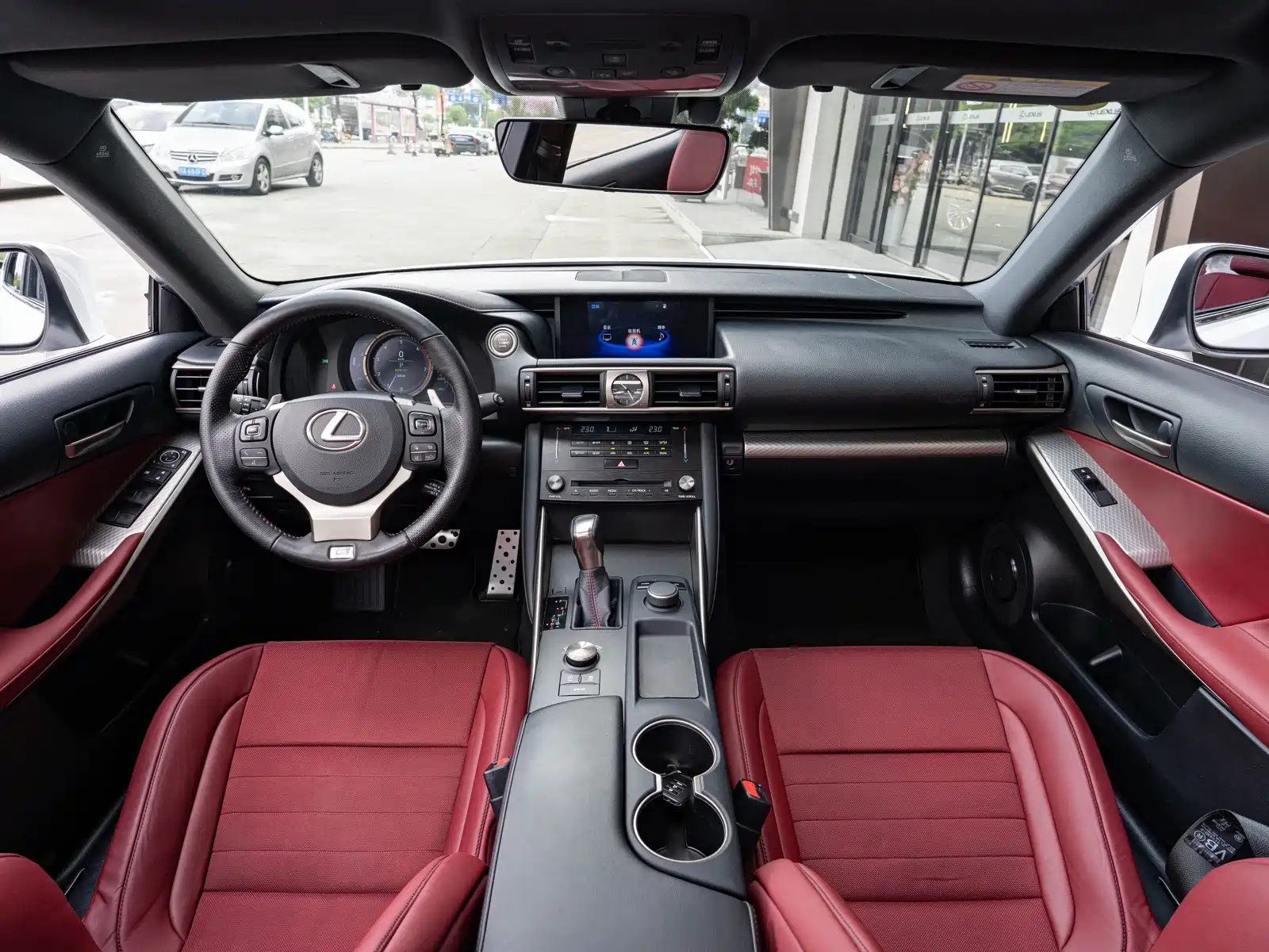 Фото 13 - Lexus IS