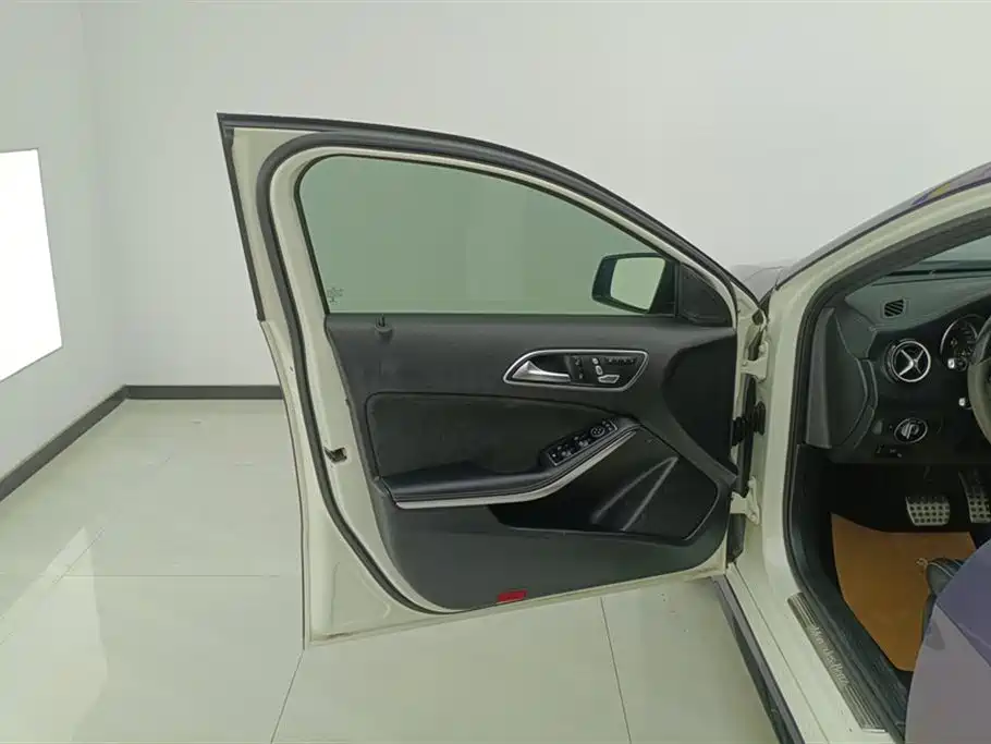 Mercedes-Benz A-Class (Import) 2017 A 200 Polar Limited Edition фото 7