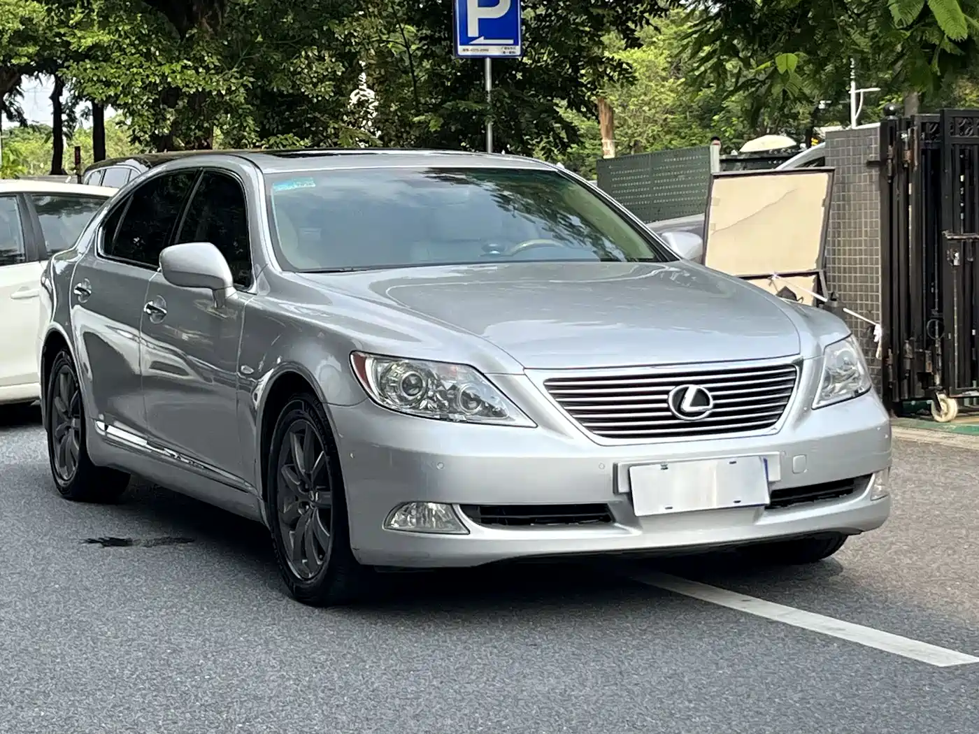 Фото 2 - Lexus LS