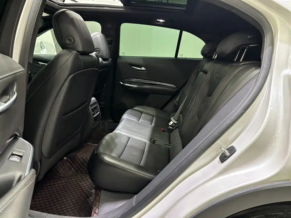CADILLAC XT4