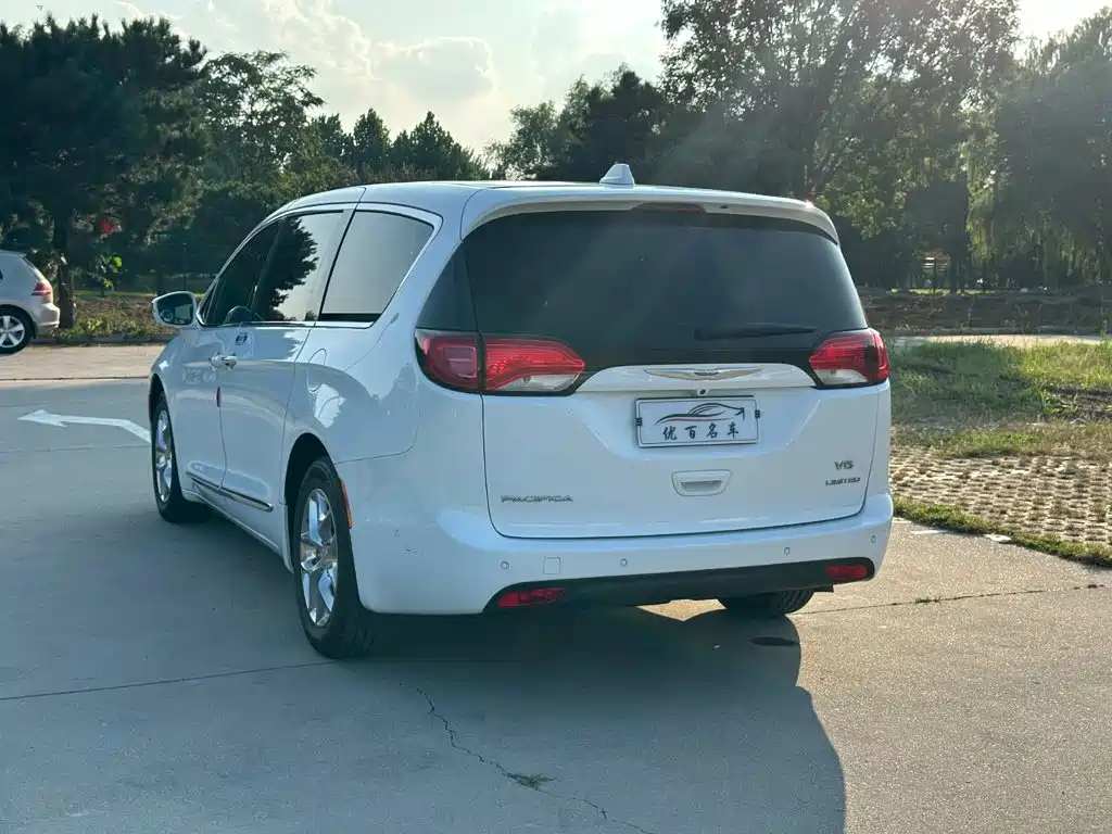 Chrysler Grand Voyager (Import) 2019 2017 3.6L Premium Edition