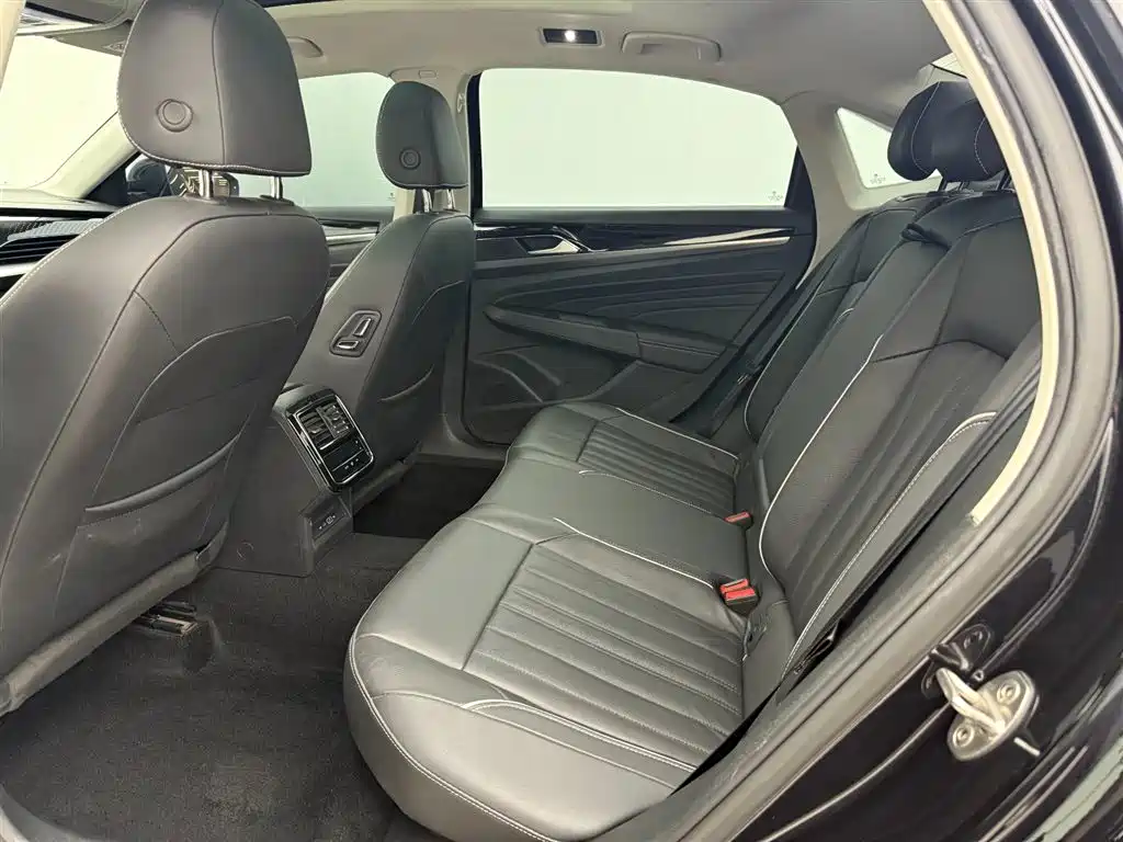 Volkswagen Passat 2022 330TSI Starlight Elite Edition фото 7