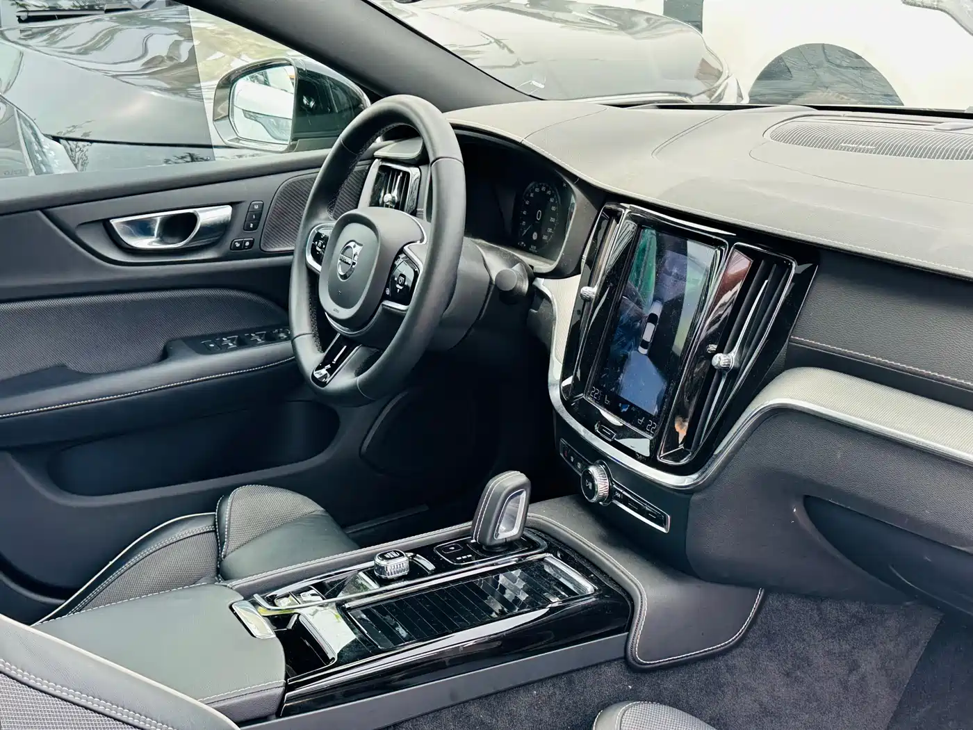 Volvo S60 Plug-in Hybrid 2021 T8 Twin Engine AWD R-Design Sport Edition фото 21