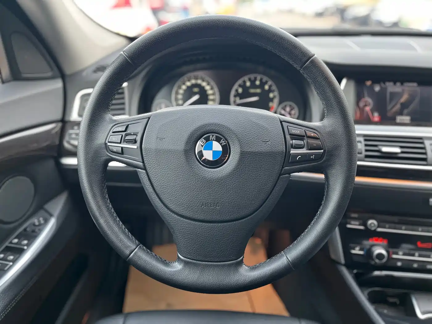 BMW 5 Series GT 2015 528i Leading фото 17