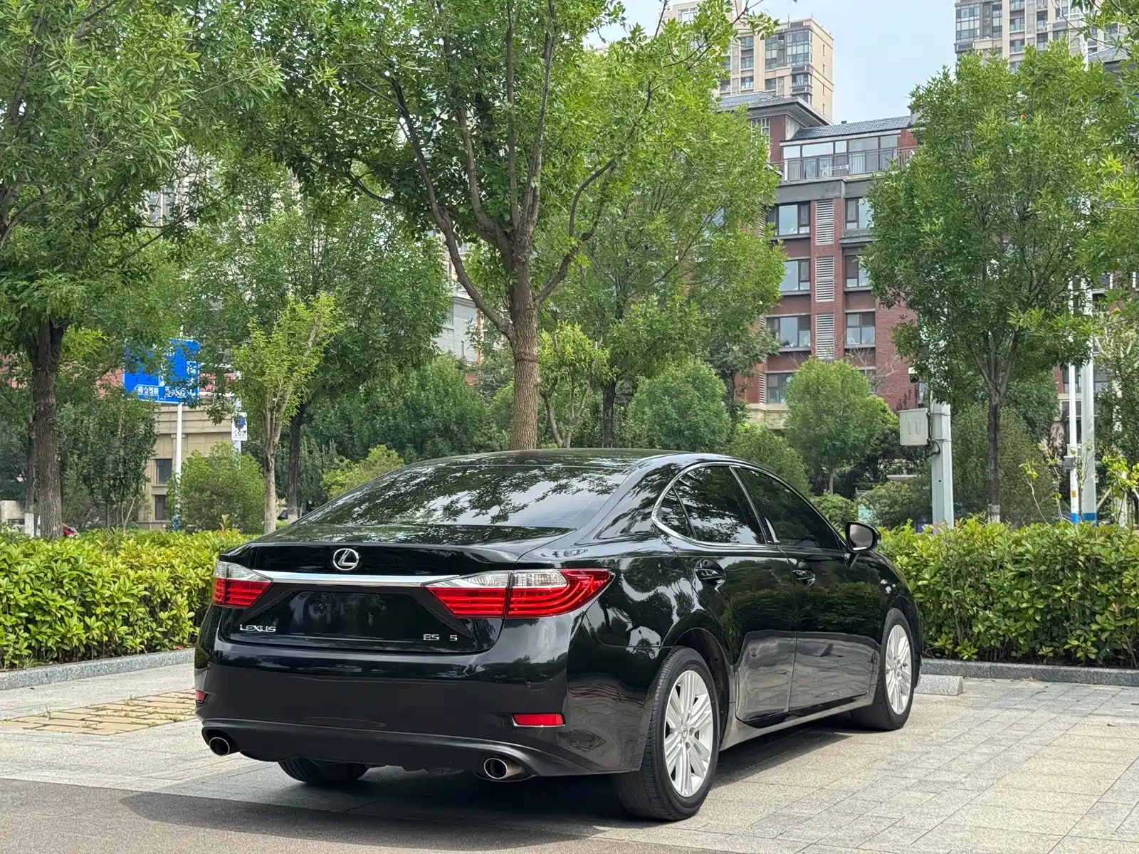 Фото 13 - Lexus ES
