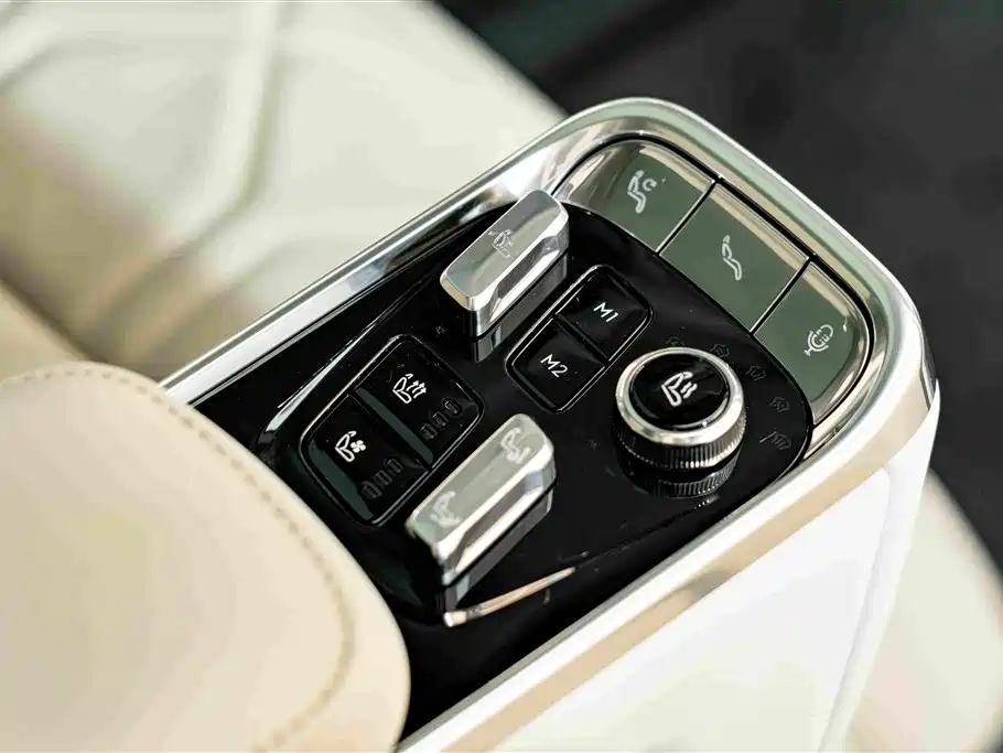 Volvo EM90 2026 2025 Ultra Six-Seater