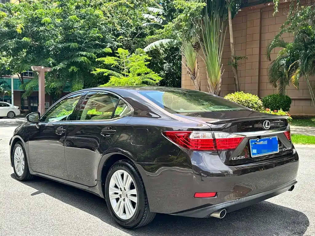 Фото 6 - Lexus ES