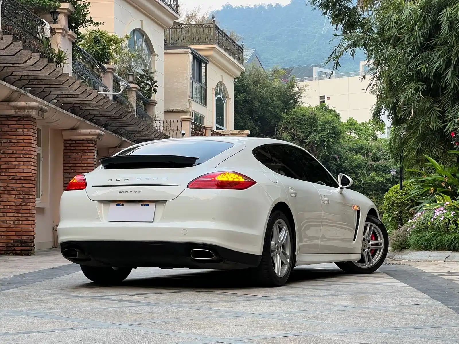 صورة 18 - Porsche Panamera