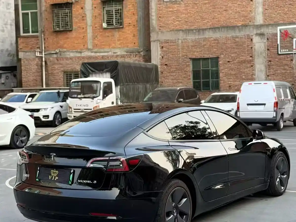 TESLA MODEL 3
