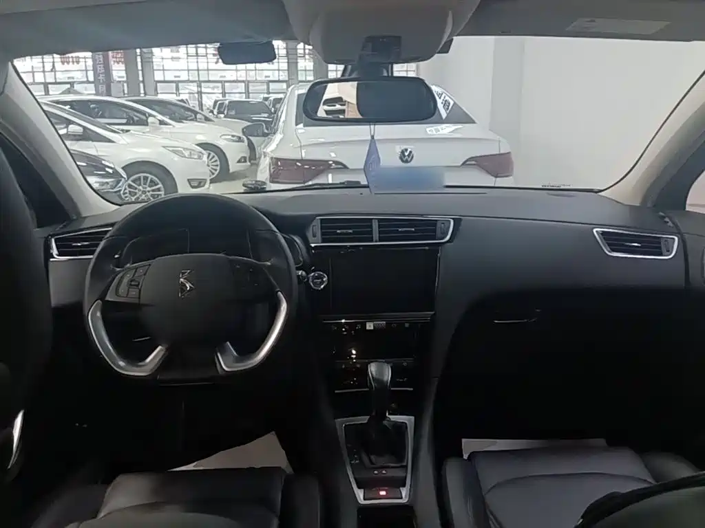 DS 5LS 2018 2018 30THP Premium Edition