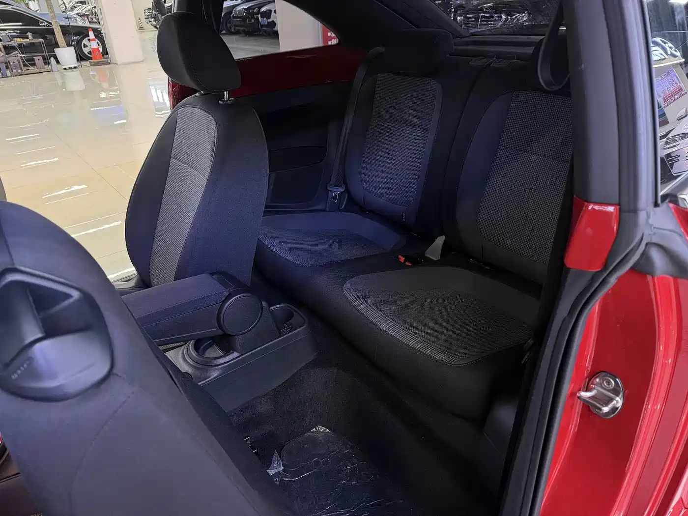 Volkswagen Beetle 2016 Model 180TSI Club Edition фото 9