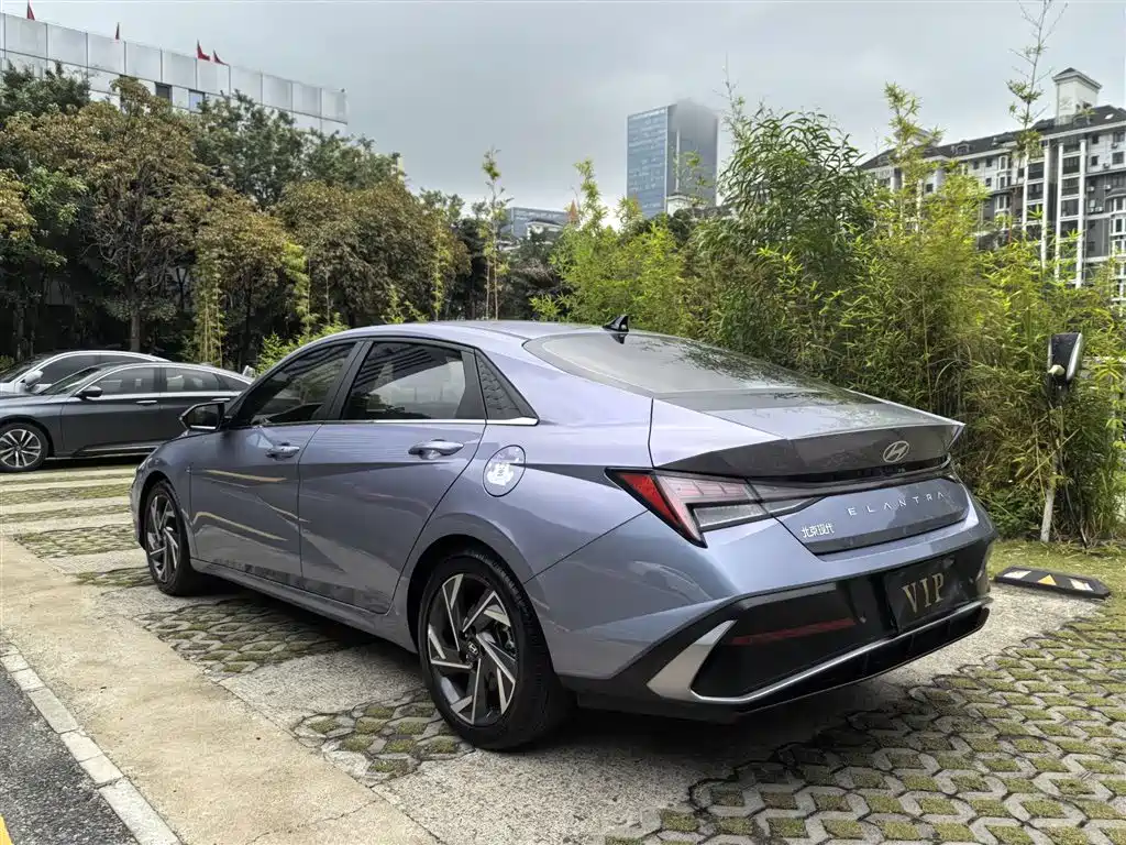 Hyundai Elantra 2023 Model 1.5L CVT LUX Premium Edition фото 12