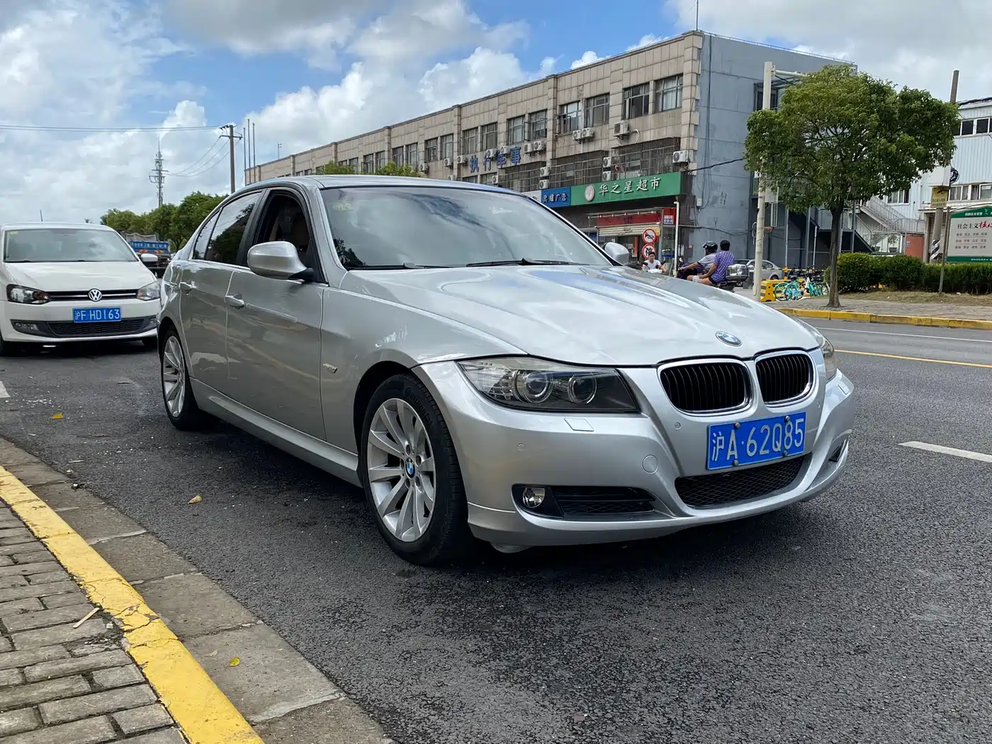 BMW 3 Series 2009 325i Luxury фото 3