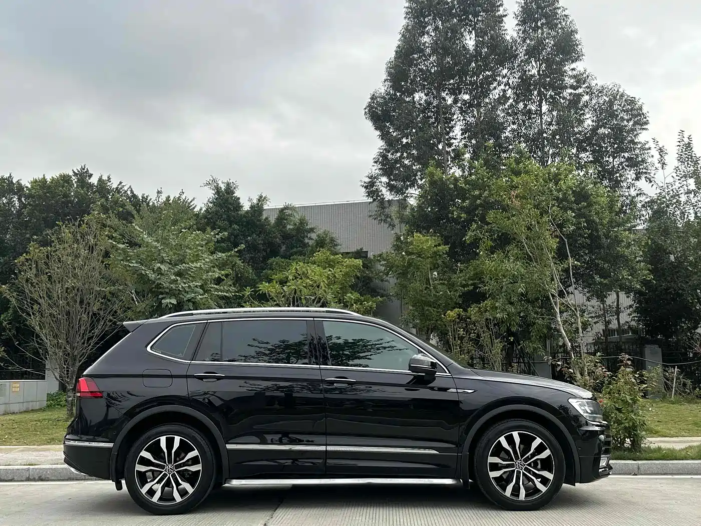 Volkswagen Tiguan L 2021 330TSI Automatic 2WD R-Line Premium фото 3