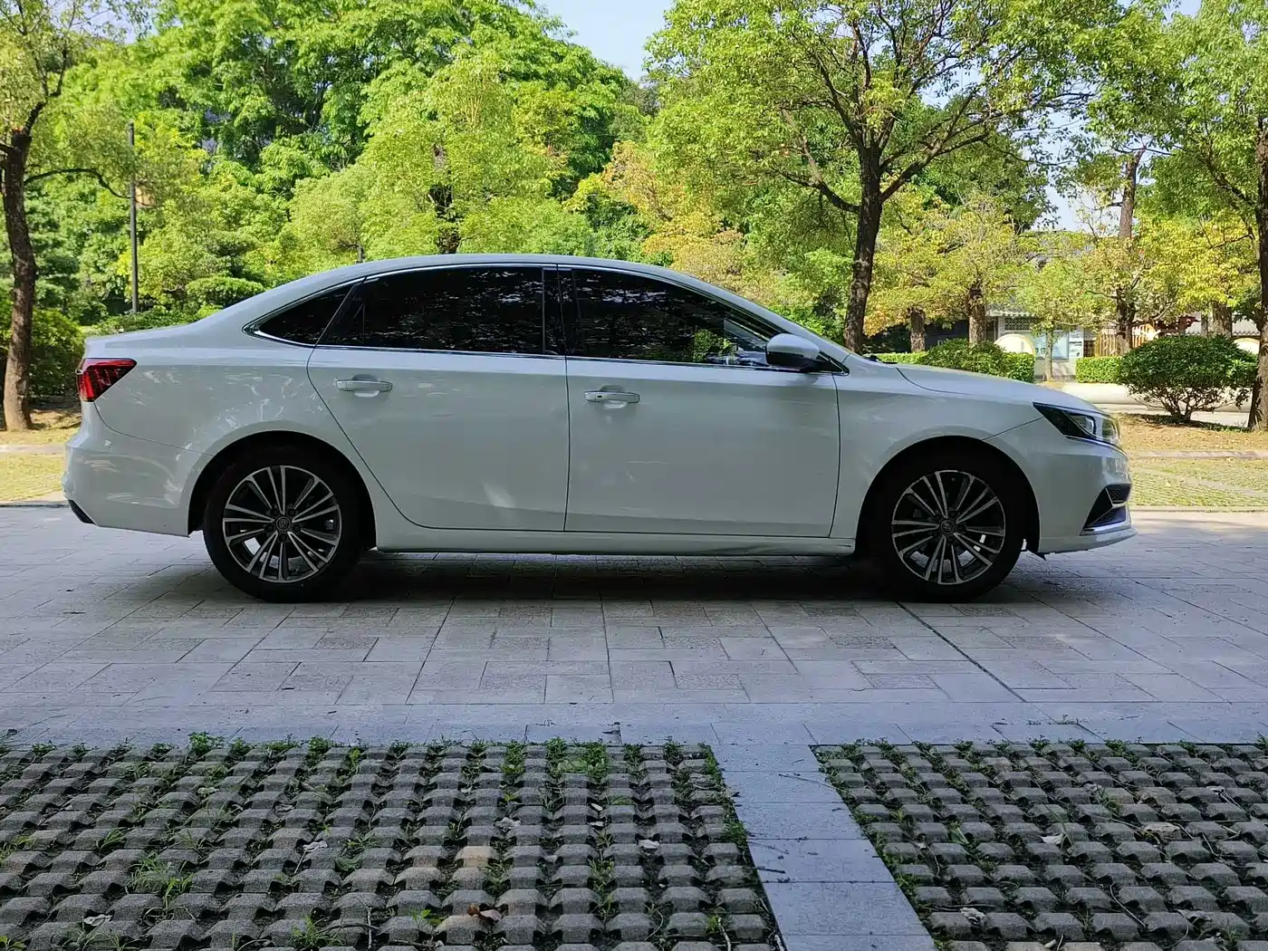 Roewe i6 2020 2020 PLUS 1.6L CVT 4G Connected Glory Holographic Edition