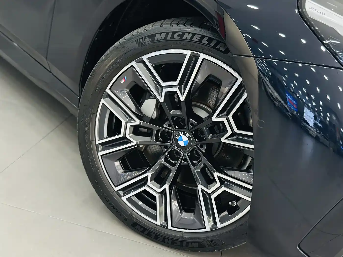 BMW 5 Series 2025 530Li Premium M Sport Package фото 11