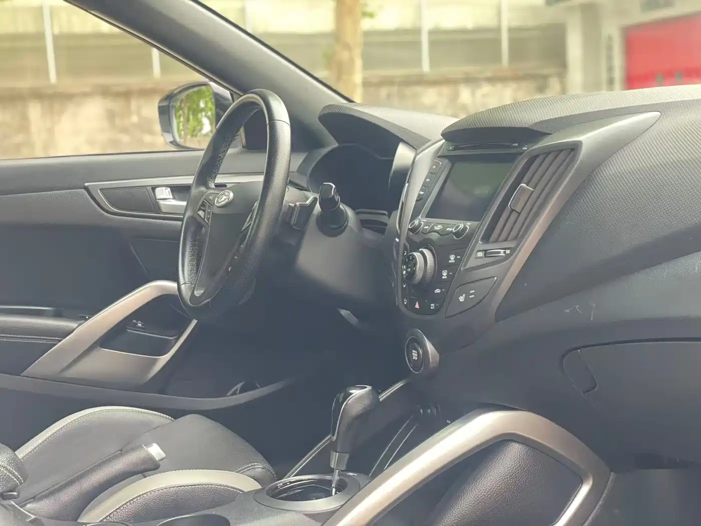 Hyundai Veloster 2015 1.6T Automatic Luxury Edition фото 6