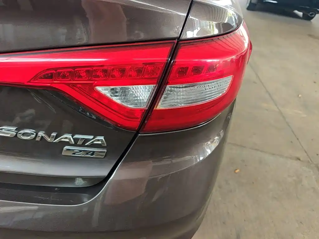 Photo 8 - Hyundai Sonata
