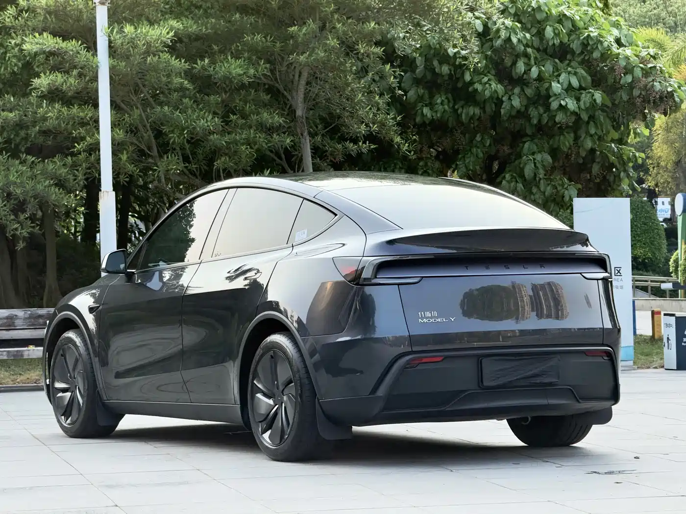 TESLA MODEL Y