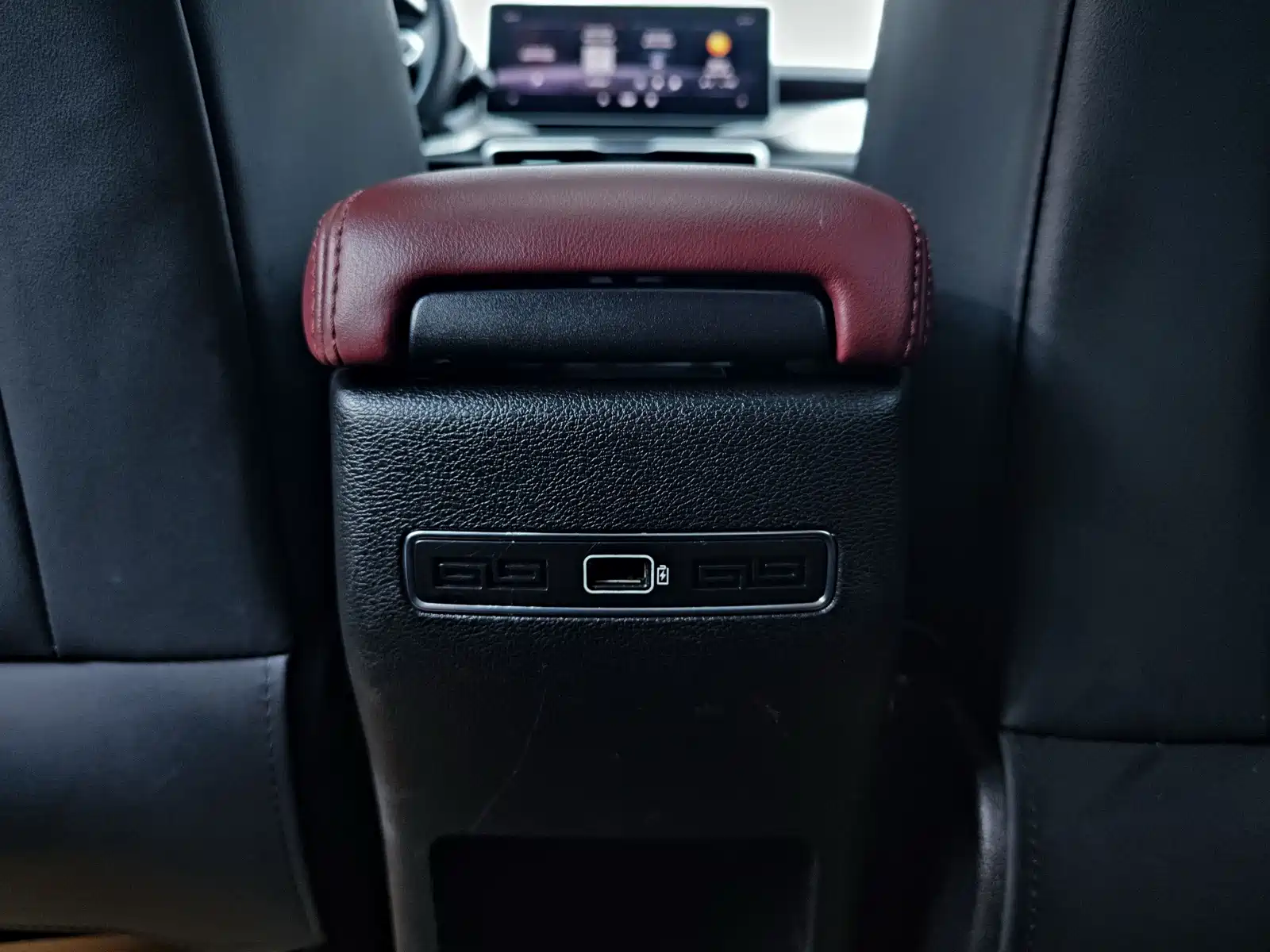 Фото 16 - Geely Coolray