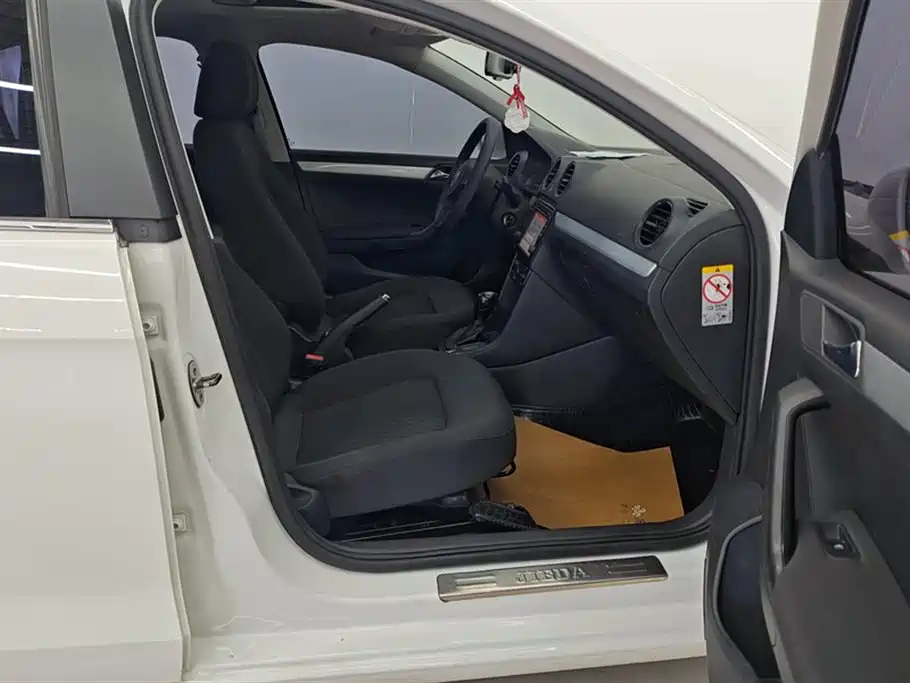Volkswagen Jetta 2013 1.6L Automatic Comfort фото 8