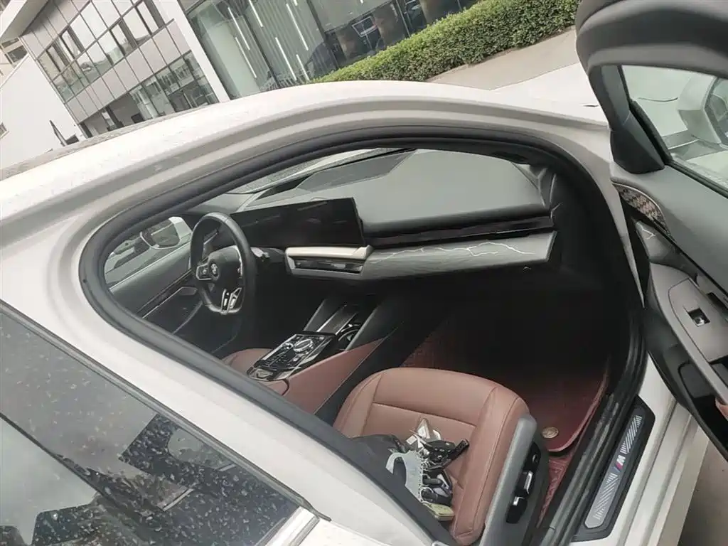 BMW 5 Series 2025 530Li Premium M Sport Package фото 11