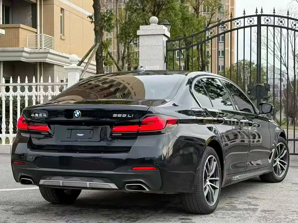 BMW 5 Series 2022 525Li M Sport Package фото 9