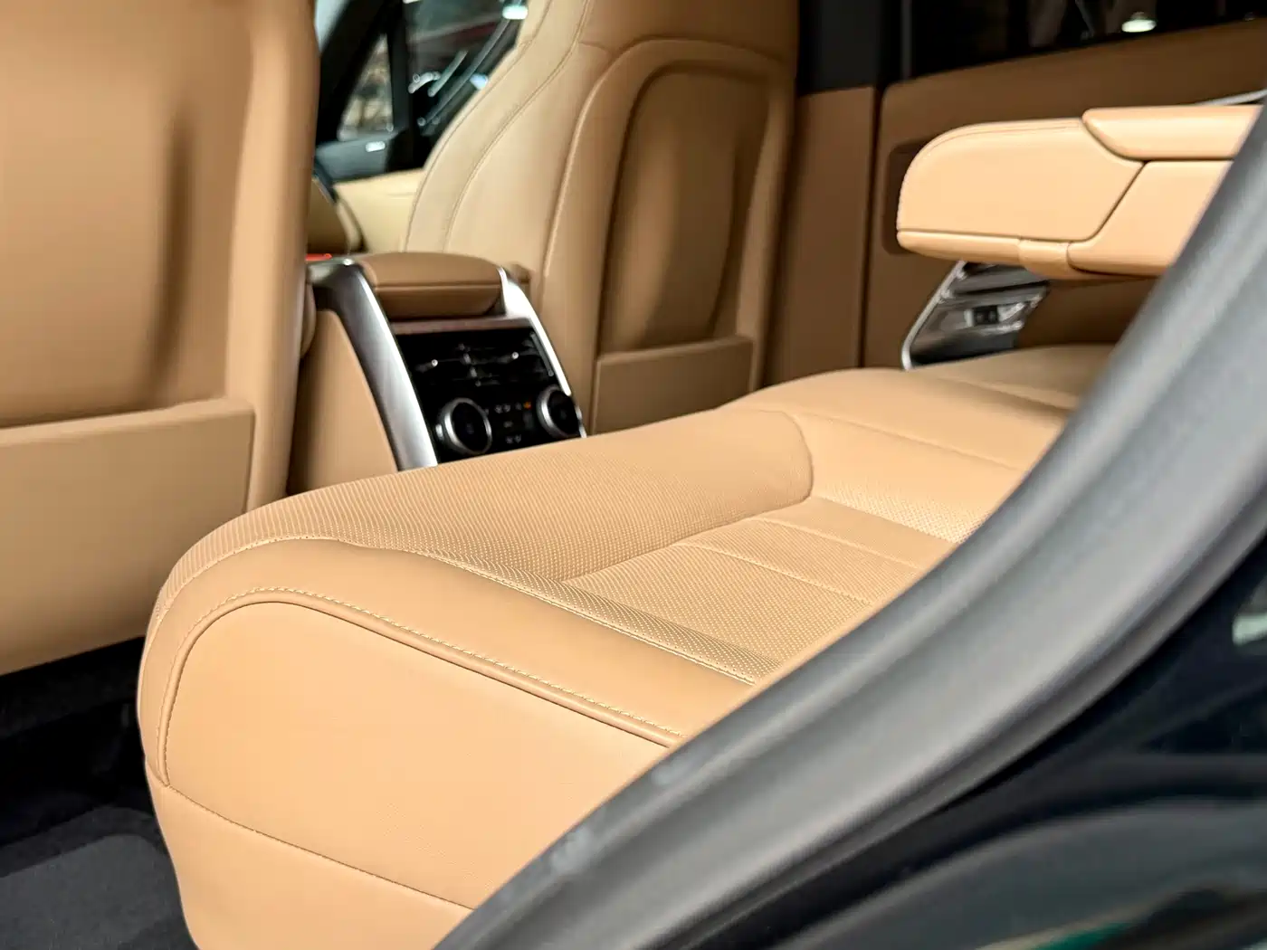 Land Rover Range Rover 2023 3.0 L6 360PS Golden Age Edition фото 30