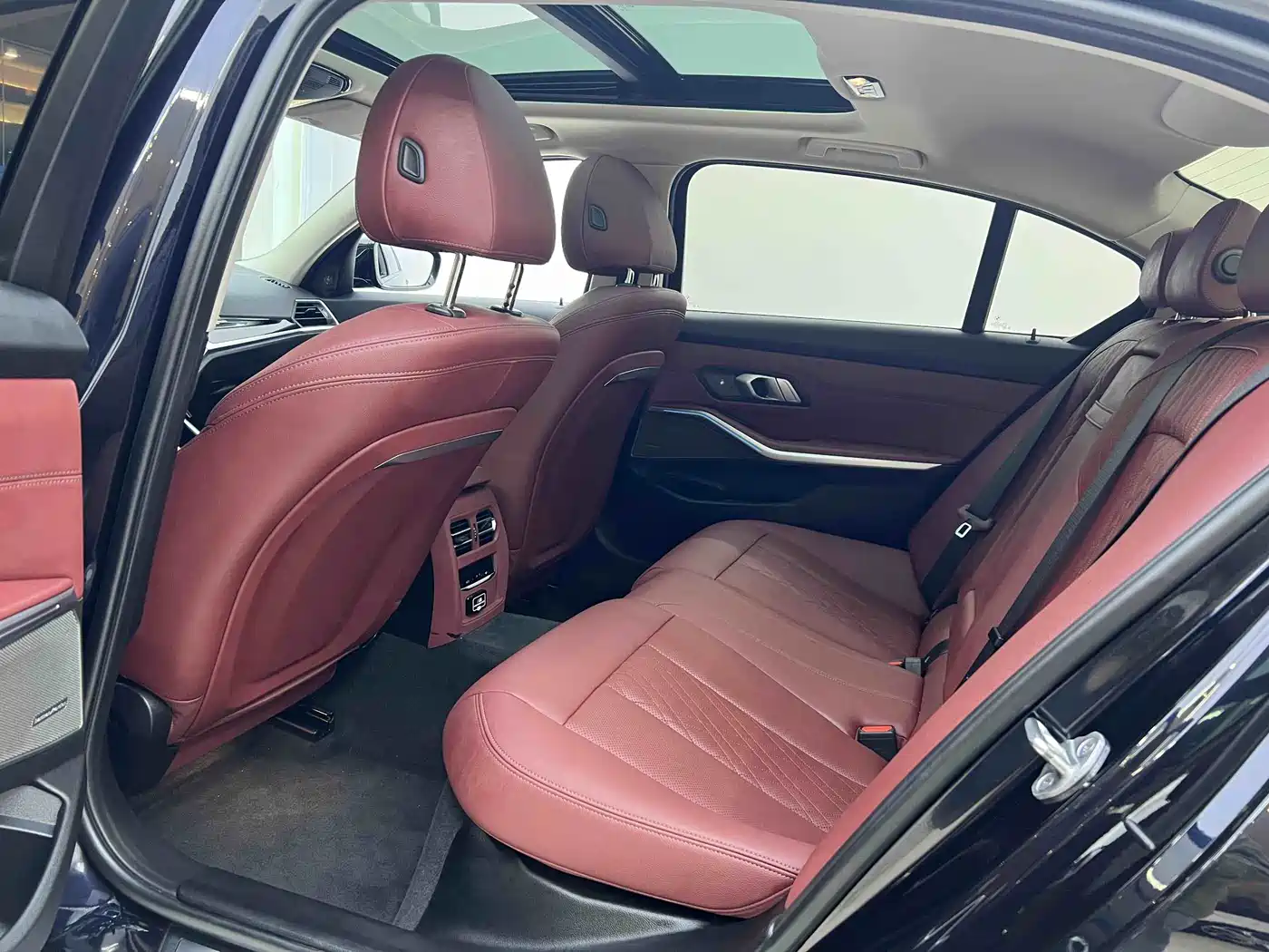 BMW 3 Series 2025 330Li M Sport Night Edition фото 5