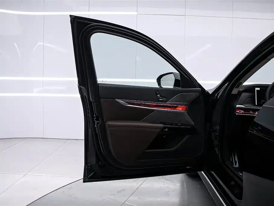 BMW 7 Series 2023 Model 735Li M Sport Package фото 11