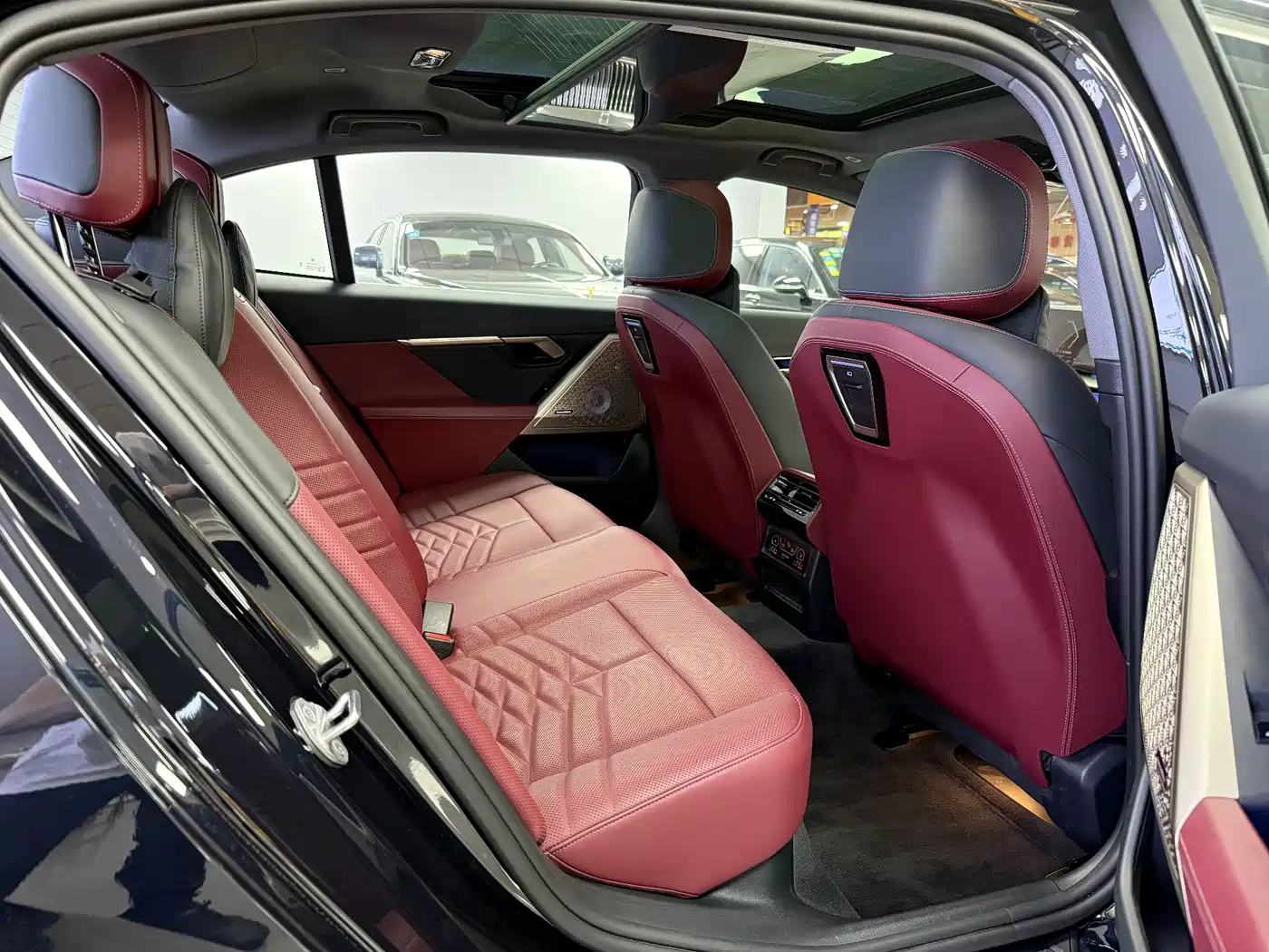 BMW 5 Series 2025 530Li Premium M Sport Package фото 17