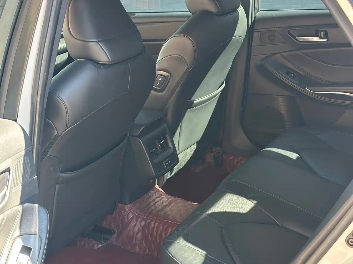 Toyota Avalon 2022 2.0L XLE Premium фото 9