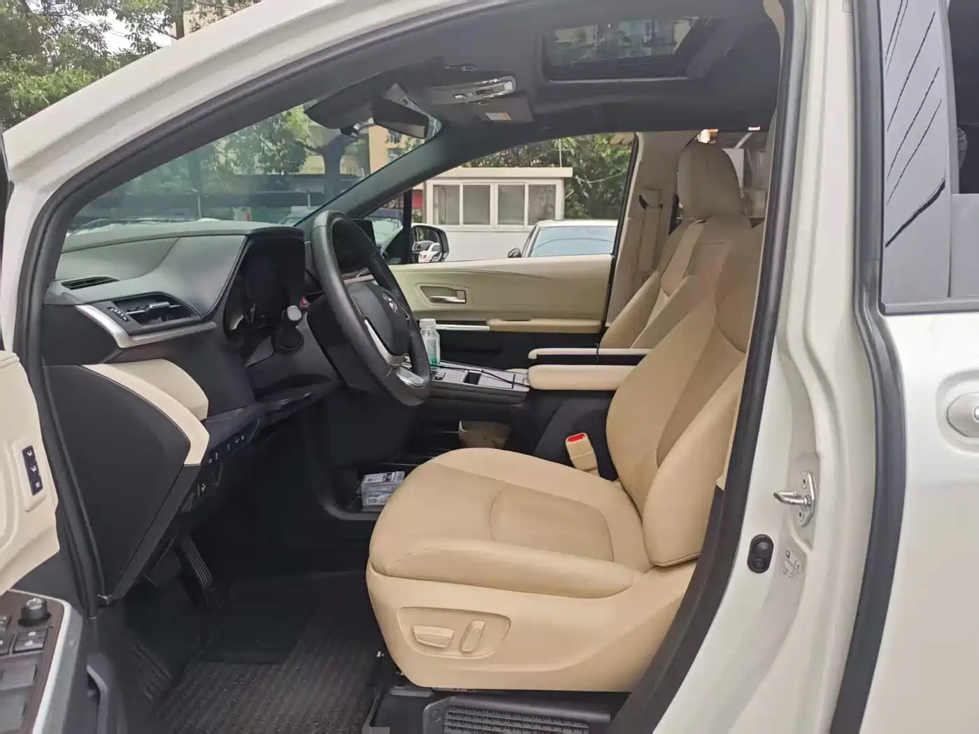 Toyota Granvia 2023 2.5L Hybrid Prestige PLUS Edition фото 10