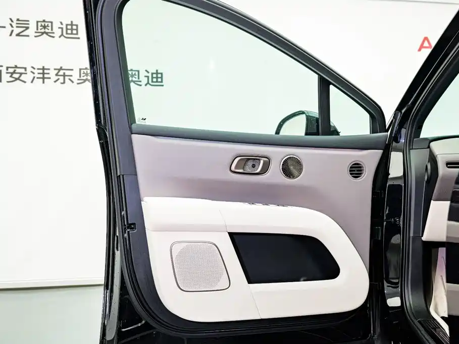 Photo 9 - Li Auto i6