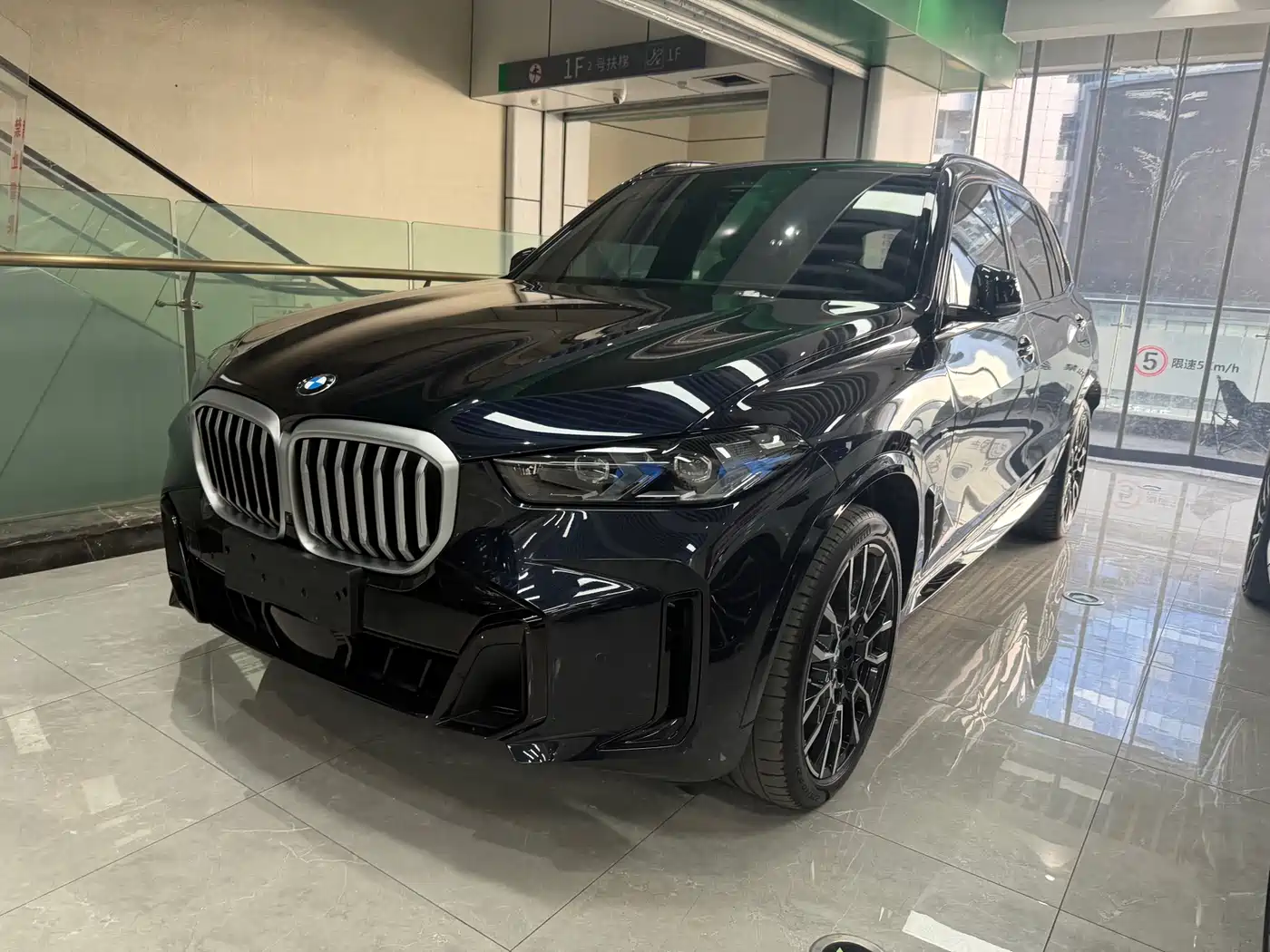BMW X5 2023 xDrive 40Li M Sport Black Night Package
