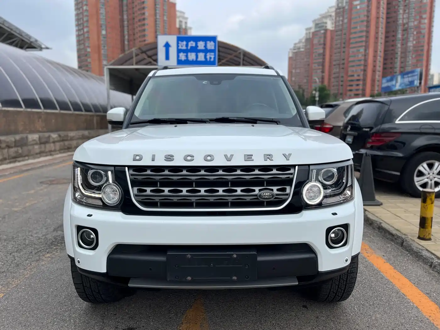 Land Rover Discovery 2016 3.0 SC V6 SE фото 2
