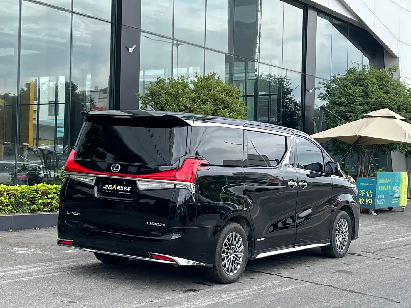 Lexus LM 2020 300h Seven-Seater Elegance Edition фото 25