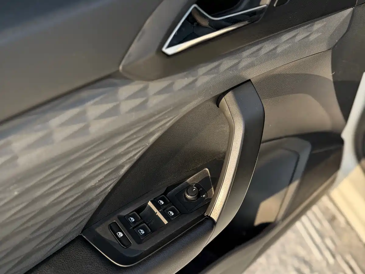Volkswagen Tharu 2022 280TSI FWD Luxury Edition фото 17